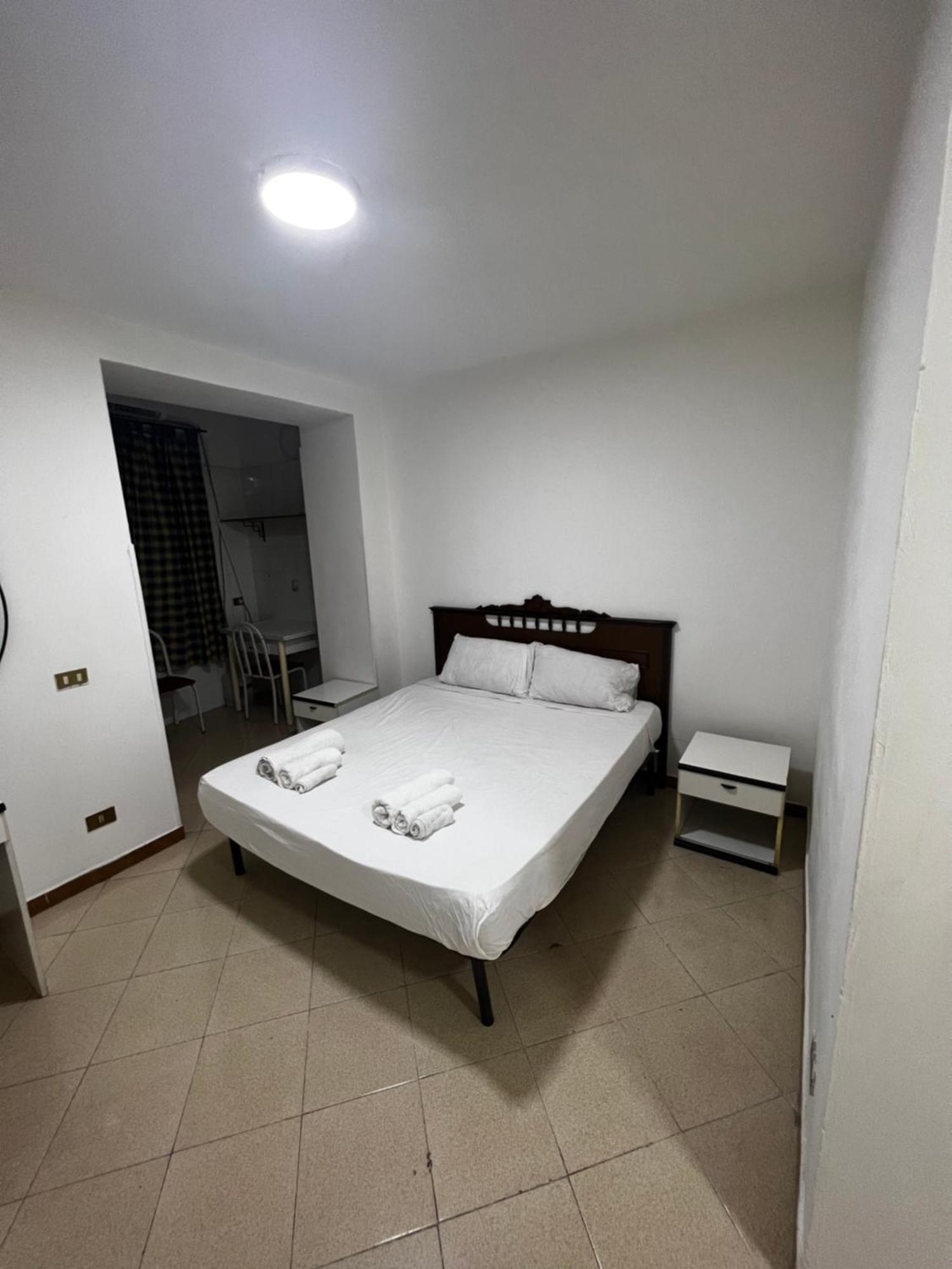 1 Room Apartment Near By Central Train Station Palermo Bagian luar foto